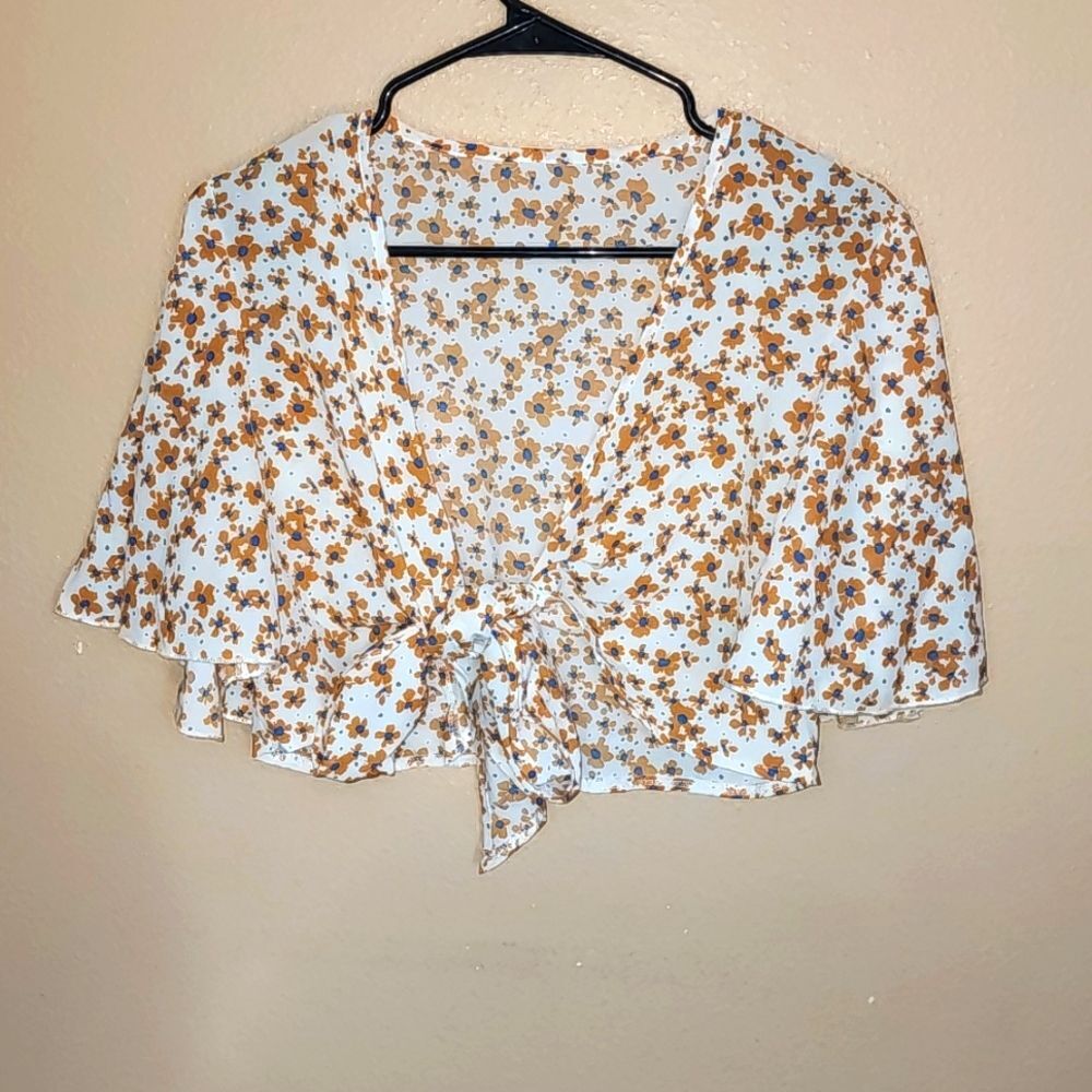 Prive Allover FLoral Print Flutter Sleeve Tie Front Crop Top Medium